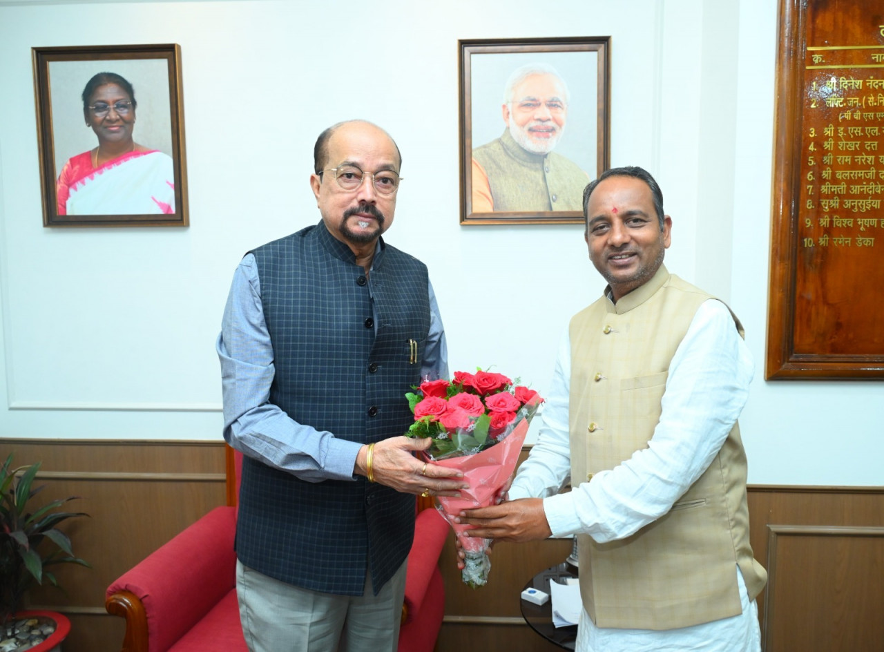 राज्यपाल रमेन डेका से छत्तीसगढ़ रेड क्रॉस समिति के अध्यक्ष ने की सौजन्य भेंट 1 1792054874 21dfc62fa5c4a8f6c182
