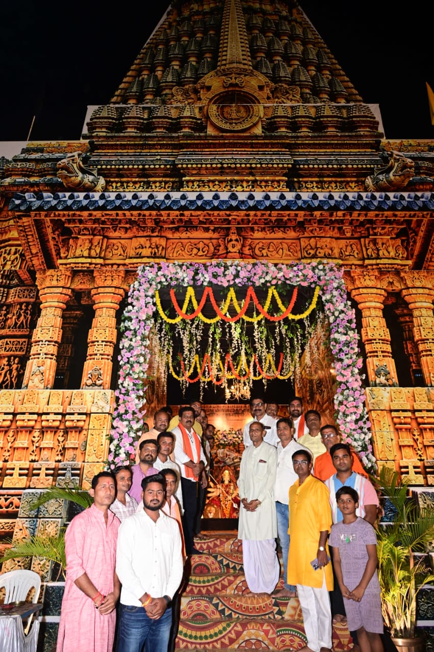 महाअष्टमी पर मां दुर्गा की भक्ति में रंगे उप मुख्यमंत्री विजय शर्मा, पिपरिया के दुर्गा पंडालों में की पूजा-अर्चना,मां दुर्गा के दर्शन कर माता के जसगीतों में हुए शामिल, श्रद्धालुओं के साथ बजाए मंजीरे 1 1792493063 f0000c8b950c0dbace98