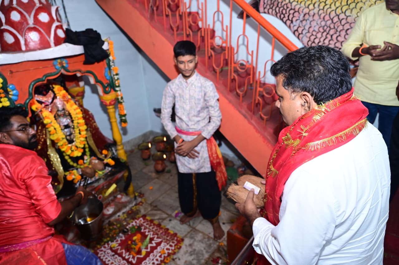 महाअष्टमी पर उप मुख्यमंत्री विजय शर्मा ने किए मां दंतेश्वरी, परमेश्वरी और चंडी के दर्शन, ऐतिहासिक खप्पर यात्रा में शामिल होकर गाए जसगीत 6 1792494190 5ae44486c1a3dd4bb1f9