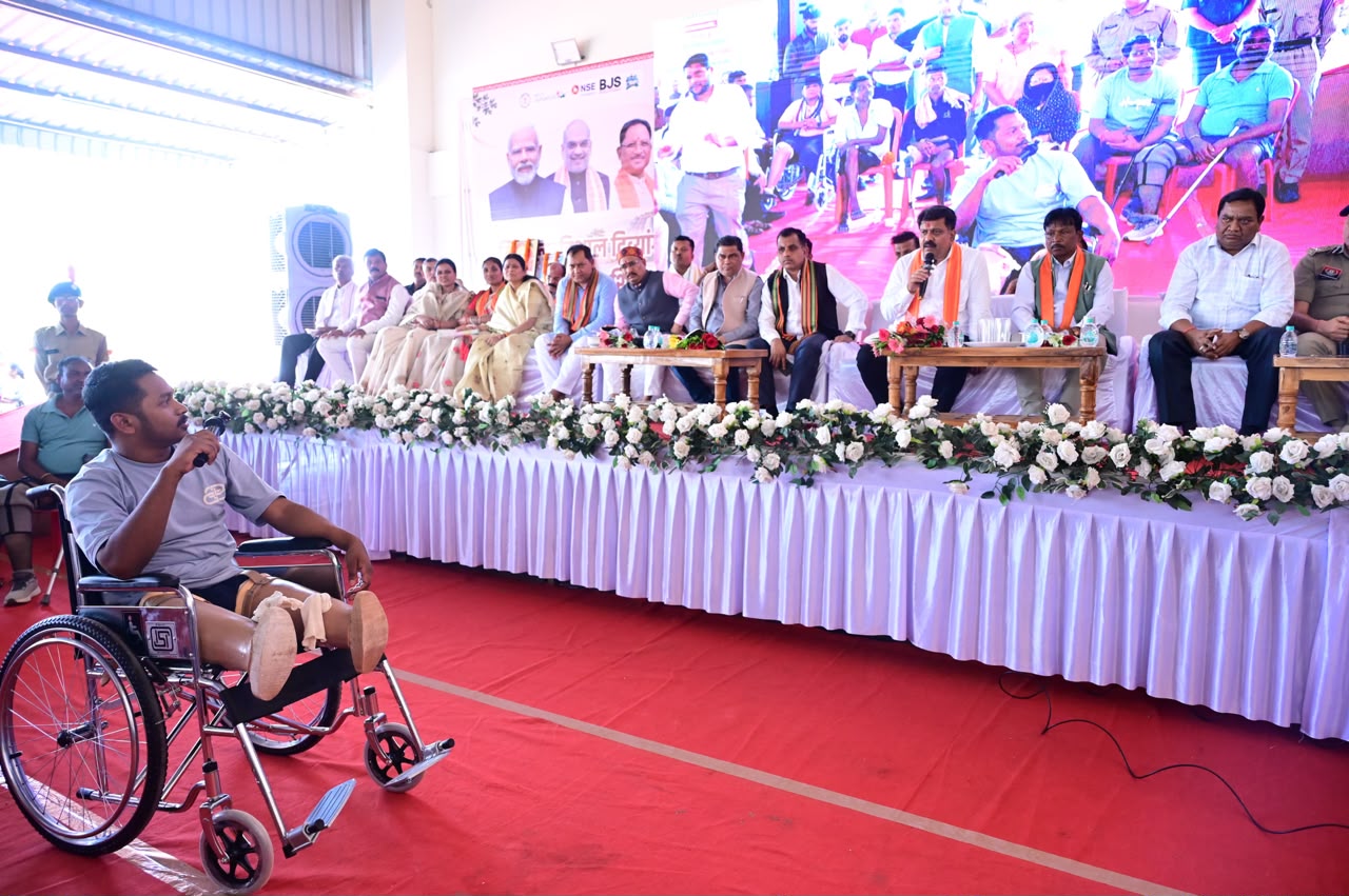 बस्तर में उम्मीदों की नई उड़ान, दिव्यांगजनों को कृत्रिम अंग एवं सहायक उपकरण प्रदाय हेतु वृहद शिविर का आयोजन, संभाग के चार जिलों के साढ़े तीन हजार से अधिक दिव्यांगजनों के पुनर्वास का महाअभियान 5 IMG 20261005 WA0035