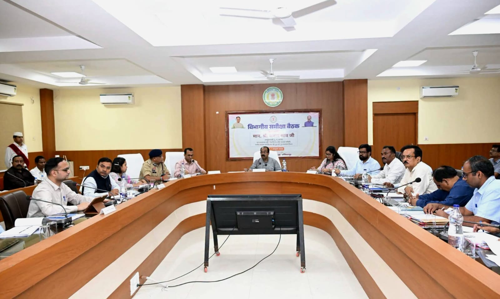 उप मुख्यमंत्री अरुण साव ने की विकास कार्यों की प्रगति और योजनाओं के क्रियान्वयन की समीक्षा,कार्यों में तेजी लाने और योजनाओं के प्रभावी व समयबद्ध क्रियान्वयन पर दिया जोर, जनहित के कार्यों को प्राथमिकता देने के दिए निर्देश 1 IMG 20261008 WA0035