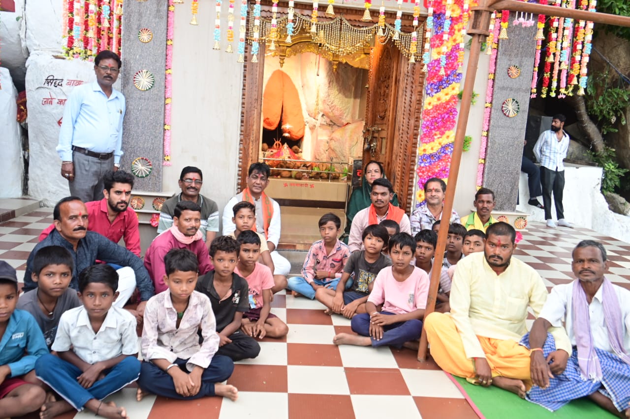 नवरात्रि में विधायक योगेश्वर राजू सिन्हा ने किए देवी मंदिरों में दर्शन-पूजन, क्षेत्र की सुख-समृद्धि की कामना की 1 IMG 20261014 WA0000