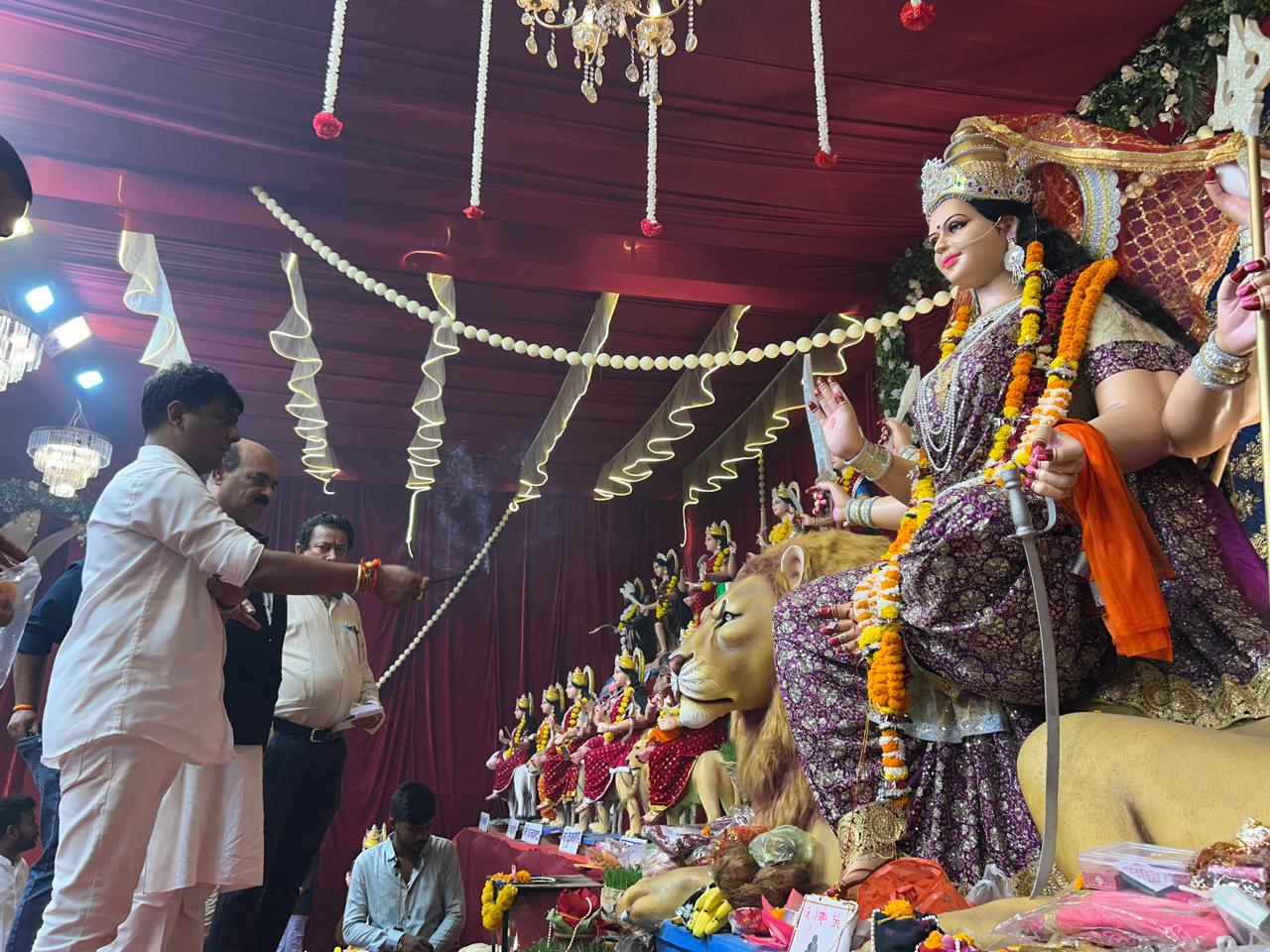 नवरात्रि में मां दुर्गा के दरबार पहुंचे विधायक योगेश्वर राजू सिन्हा, क्षेत्र की सुख-समृद्धि के लिए की प्रार्थना 2 IMG 20261016 WA0003