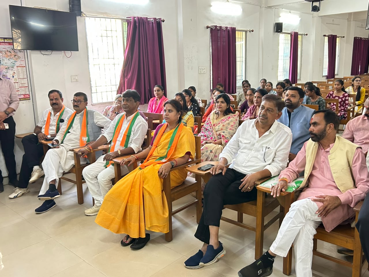 विधायक योगेश्वर राजू सिन्हा ने सांसद रूपकुमारी चौधरी व भाजपा नेताओं के साथ सुनी ‘मन की बात’ 1 IMG 20261025 WA0033