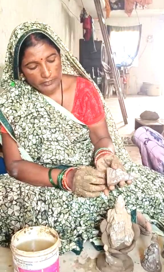 मिट्टी के दीयों से आत्मनिर्भरता की नई उड़ान, महिला कोष सक्षम योजना से बदली लक्ष्मी की तकदीर 1 No. 84 I 1000 2